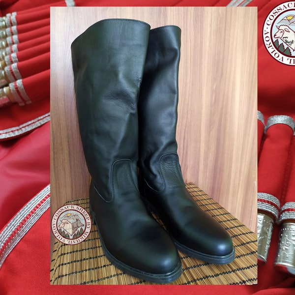 Kosakenarmee Chrom Lederstiefel. Russischer Militärstil Reiter Reiter. Brutale authentische Schuhe. Osteuropa Kultur Herrenbekleidung