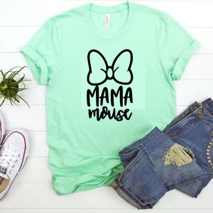 Op de afbeelding: Een mintgroen T-shirt met een zwarte strik en de tekst "Mama Mouse" erop gedrukt.