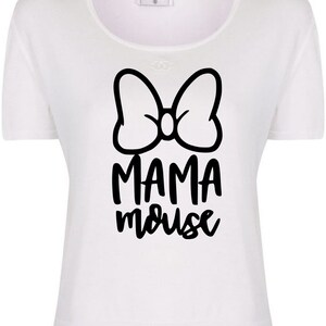 Op de afbeelding: Wit T-shirt met een zwarte strik en de tekst "MAMA mouse" gedrukt op de voorkant.
