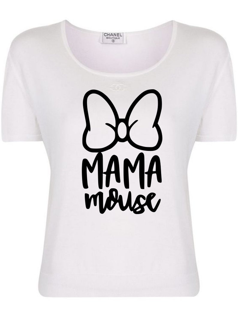 Op de afbeelding: Wit T-shirt met een zwarte strik en de tekst "MAMA mouse" gedrukt op de voorkant.