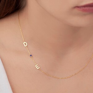 Collier de pierre de naissance initial latéral, , Collier personnalisé, Cadeau de Noël, Pierre de naissance familiale, Cadeau de fête des mères, Cadeau parfait pour elle