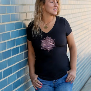 Black Women&#39;s T Shirt / Reflective Pink Tetrahedron