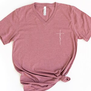Faith V-Neck Shirt, Religious Shirt, Spiritual T-Shirt, Christian Shirt, Vertical Cross Shirt, Church Shirt, Gift For Christian afbeelding 4