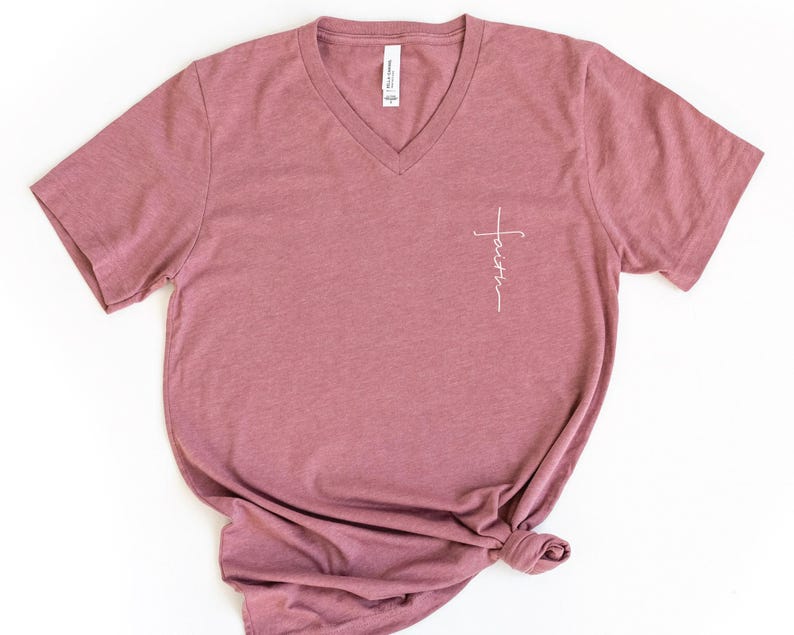 Faith V-Neck Shirt, Religious Shirt, Spiritual T-Shirt, Christian Shirt, Vertical Cross Shirt, Church Shirt, Gift For Christian afbeelding 4