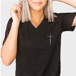Faith V-Neck Shirt, Religious Shirt, Spiritual T-Shirt, Christian Shirt, Vertical Cross Shirt, Church Shirt, Gift For Christian afbeelding 2