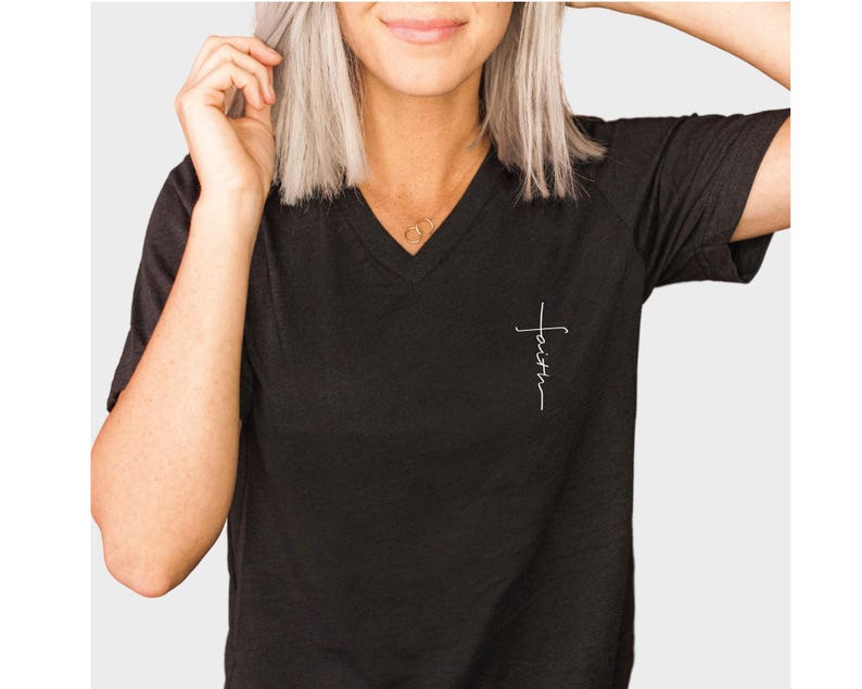 Faith V-Neck Shirt, Religious Shirt, Spiritual T-Shirt, Christian Shirt, Vertical Cross Shirt, Church Shirt, Gift For Christian afbeelding 2