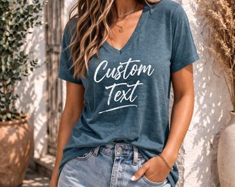 Camiseta personalizada con cuello en V: texto y logotipo personalizados - Estilos para mujer y unisex