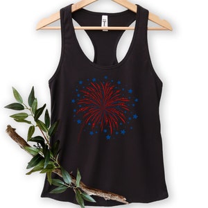 Puede incluir: Camiseta de tirantes negra con un gr&aacute;fico de fuegos artificiales rojo y azul. Los fuegos artificiales est&aacute;n rodeados de estrellas azules.