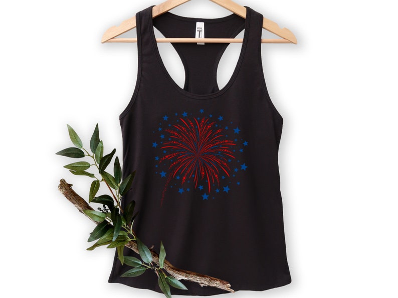 Puede incluir: Camiseta de tirantes negra con un gr&aacute;fico de fuegos artificiales rojo y azul. Los fuegos artificiales est&aacute;n rodeados de estrellas azules.