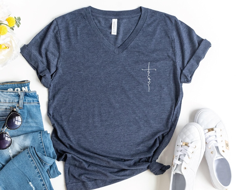 Faith V-Neck Shirt, Religious Shirt, Spiritual T-Shirt, Christian Shirt, Vertical Cross Shirt, Church Shirt, Gift For Christian afbeelding 5