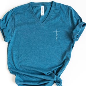 Faith V-Neck Shirt, Religious Shirt, Spiritual T-Shirt, Christian Shirt, Vertical Cross Shirt, Church Shirt, Gift For Christian afbeelding 3