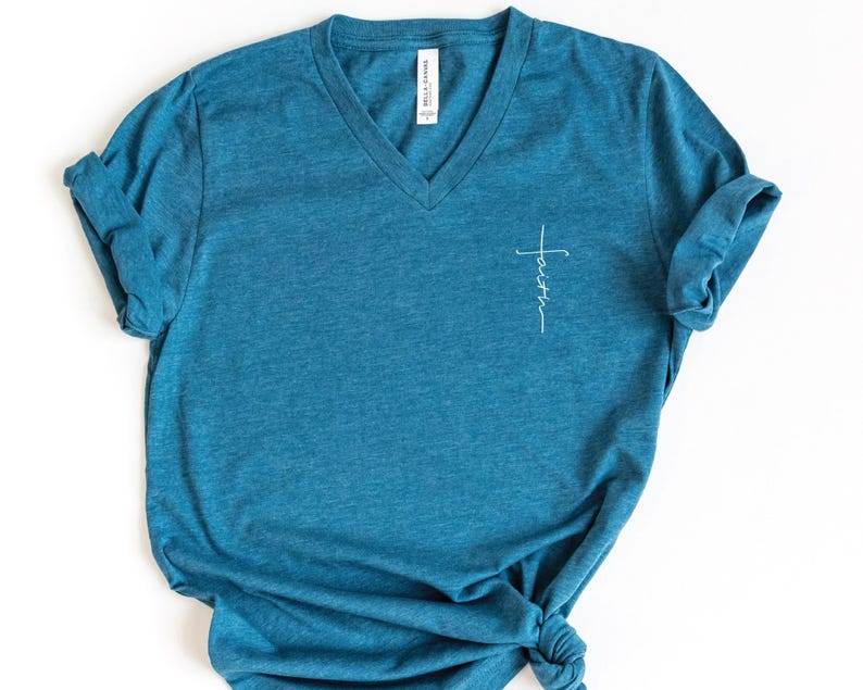 Faith V-Neck Shirt, Religious Shirt, Spiritual T-Shirt, Christian Shirt, Vertical Cross Shirt, Church Shirt, Gift For Christian afbeelding 3