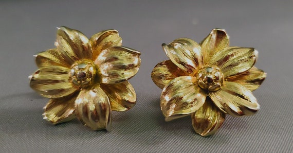 Vintage Clip on gold tone flower earrings - image 1