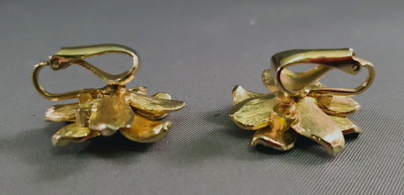 Vintage Clip on gold tone flower earrings - image 2