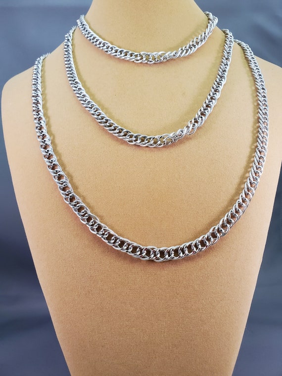 Vintage Crown Trifari rope chain in silver tone. Gem