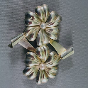 Vintage sterling silver flower and ribbon brooch