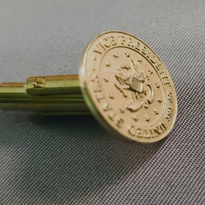 Single gold tone Vice President cuff link