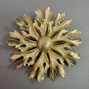 Broche de flores vintage de tono dorado