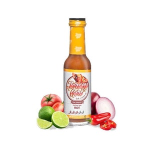 Puede incluir: Una botella de vidrio de salsa picante Jersey Girl con una etiqueta amarilla que presenta a una mujer con un vestido rojo. La etiqueta también dice "Hot Sauce Co." y "Sodium Free Hot". La botella está rodeada de tomates rojos, limas, cebollas rojas y chiles rojos.