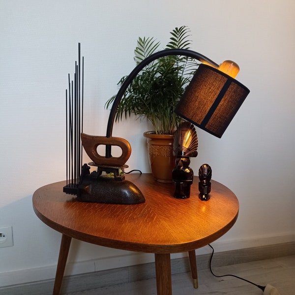 Lampe vintage fer à repasser Alsacien, UpCycled - Bois et fer - Design contemporain pour décoration intérieure.