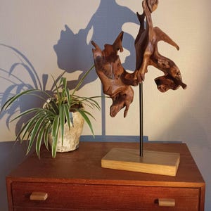Schmetterlingswurzel: Abstrakte Skulptur auf einer Eichenholzwurzel. Design für die Inneneinrichtung. Einzigartiges Designerstück.