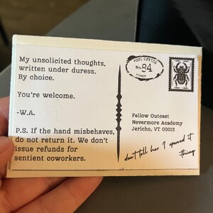 K&ouml;nnte beinhalten: Eine Postkarte im Vintage-Stil mit Text, einer Briefmarke und einem Poststempel. Auf der Postkarte steht "Meine unaufgeforderten Gedanken, unter Zwang geschrieben. Nach Wahl. Gern geschehen." und enth&auml;lt eine handschriftliche Notiz. Die Briefmarke zeigt einen K&auml;fer.