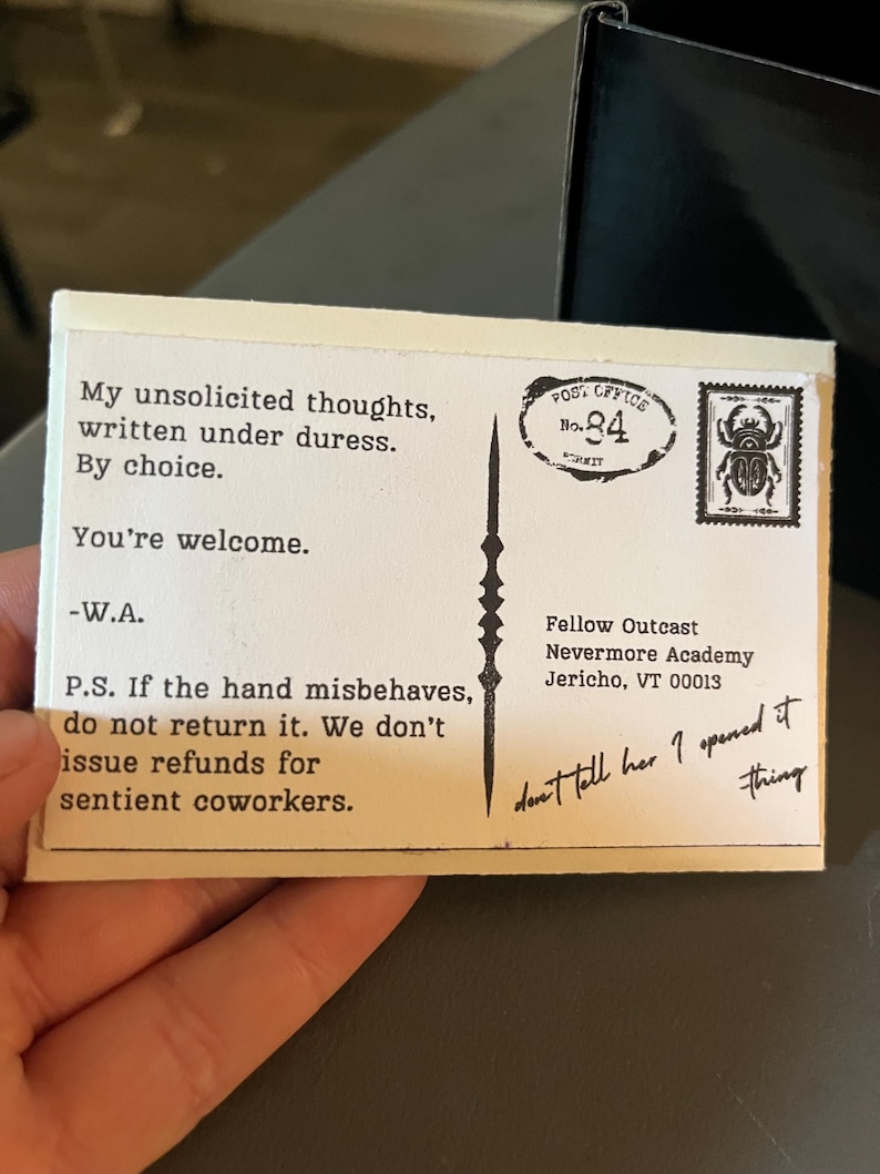 K&ouml;nnte beinhalten: Eine Postkarte im Vintage-Stil mit Text, einer Briefmarke und einem Poststempel. Auf der Postkarte steht "Meine unaufgeforderten Gedanken, unter Zwang geschrieben. Nach Wahl. Gern geschehen." und enth&auml;lt eine handschriftliche Notiz. Die Briefmarke zeigt einen K&auml;fer.