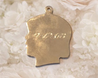 Colgante vintage de plata esterlina Spencer con silueta de niño, grabado el 9-12-63.