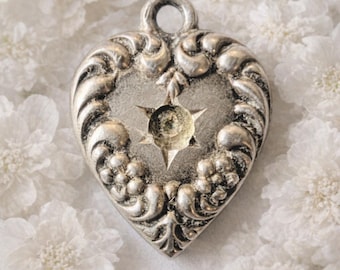 Colgante vintage de plata de ley con forma de corazón y monograma grabado con las iniciales "CJ".