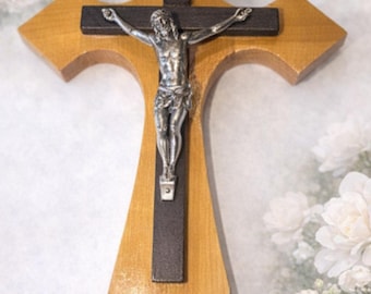 Crucifijo de madera antiguo con figura de Jesús en tono plateado y placa INRI.