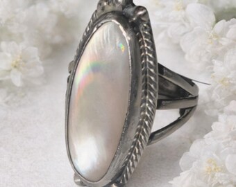 Anillo vintage de plata de ley con nácar, talla 5, con diseño de borde de cuerda ornamentada.
