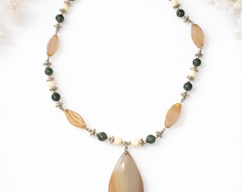 Collar con colgante de ágata y cuentas, estilo vintage, de Miriam Haskell, con piedra en forma de lágrima y firmado.