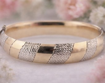 Pulsera rígida con bisagra de resorte, textura y baño de oro de 14 quilates, de plata de ley.