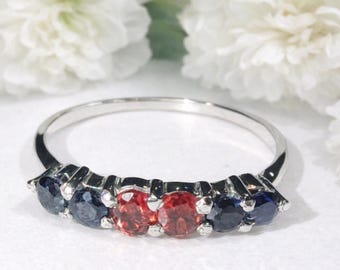 Anillo delicado de plata de ley 925 con granate y zafiro, talla 7, con múltiples piedras preciosas.