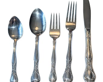 Juego de cubiertos de acero inoxidable Miracle Maid MMA2 con soporte y diseño de rosas barrocas, 42 piezas.