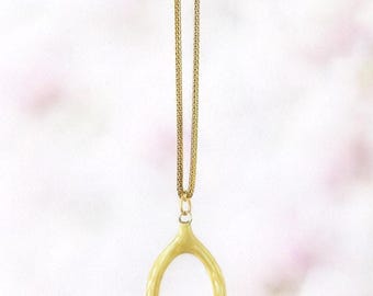 Colgante grande vintage de baquelita con forma de horquilla y cadena dorada de 56 cm (22 pulgadas).