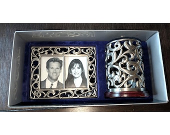 Nuevo con etiquetas. Marco y portalápices Royal Limited de plata con doble pergamino, edición limitada de 1995. Nuevo, sin usar.