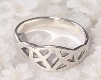 Anillo de plata de ley 925 con diseño geométrico calado, talla 4.75, diseño moderno minimalista.