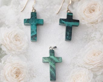 Conjunto de colgante y pendientes de cruz de malaquita y plata de ley con piedra verde natural.