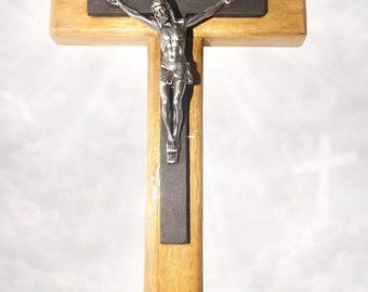 Crucifijo antiguo de madera y metal de mediados de siglo