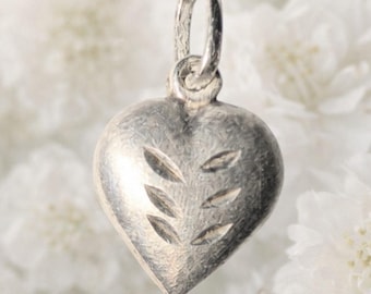 Colgante vintage de plata de ley 925 en forma de corazón con grabado de hojas. Delicado.