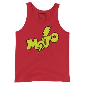 Puede incluir: Camiseta sin mangas roja con la palabra "MOJO" en amarillo, contorneada en negro, con un rayo gráfico. La camiseta sin mangas tiene una etiqueta en la parte superior con el nombre de la marca "BELLYMINK".