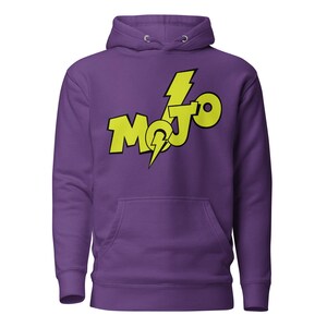Puede incluir: Una sudadera con capucha morada con un bolsillo delantero. La palabra "MOJO" está impresa en amarillo con un rayo.