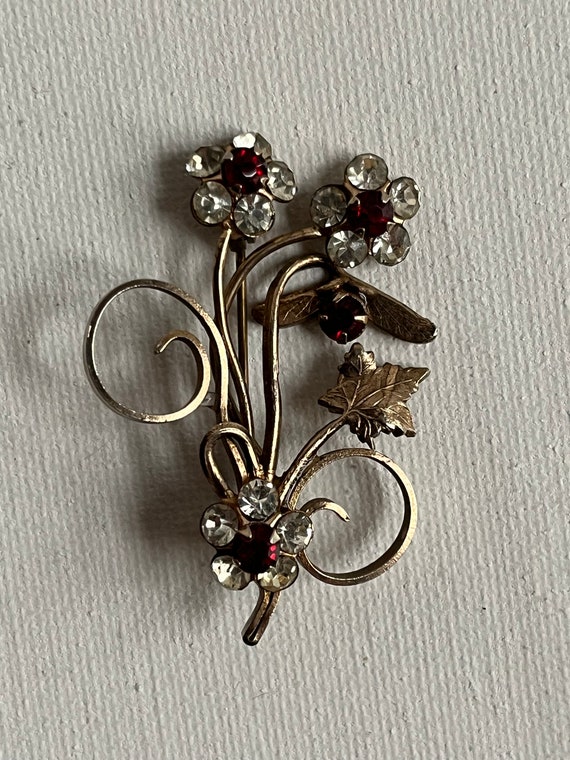 VTG 1940s Red & Clear Rhinestones Gold Tone Flowers Brooch