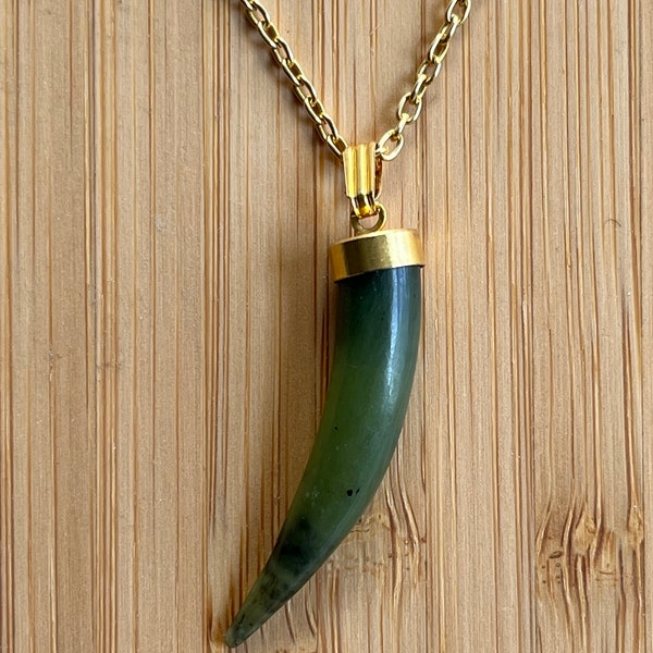 VTG 1980s Jade Horn Gold Tone Pendant 16” Necklace