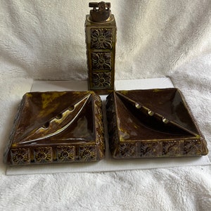 VTG 1974 Ceramic Flower Lighter Tower Table Lighter & 2 Matching Ashtrays Signed
