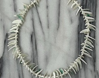 Collar vintage de conchas marinas blancas y verdes con pinchos de 45 cm