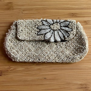 Cartera de mano antigua y rara de los años 20 con flores y cuentas en color beige y gris