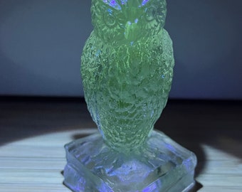 VTG 1970s Degenhart Clear Glass Owl On Books Figurine Paperweight GLOWS Light Green Under UV Blacklight