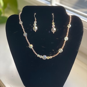 Collier et boucles d'oreilles en perles